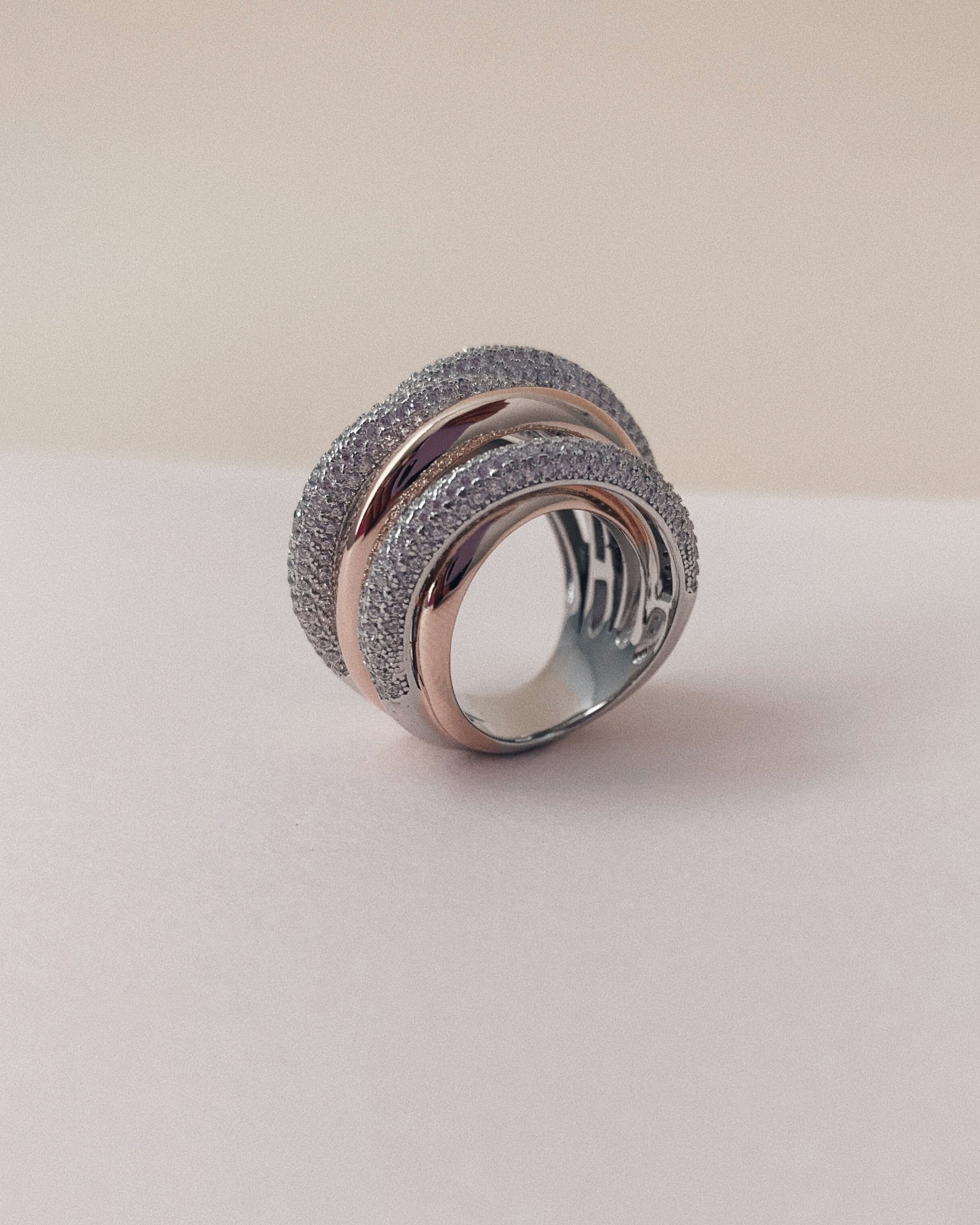 Anillo multiaros Sultans de Sibela Studio con acabado en oro rosa de 18 kts y rodio. Compuesto por una base de aleación de alta calidad y decorado con circonitas blancas de 1 mm, este diseño refleja la luz con intensidad y aporta un toque sofisticado y moderno.