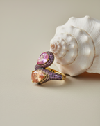 Anillo con piedras en talla pera color morganita y rosa, perfecto para cualquier ocasión especial.