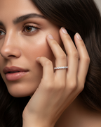 Anillo Tess con acabado en rodio y circonitas blancas que reflejan la luz con delicadeza y elegancia.