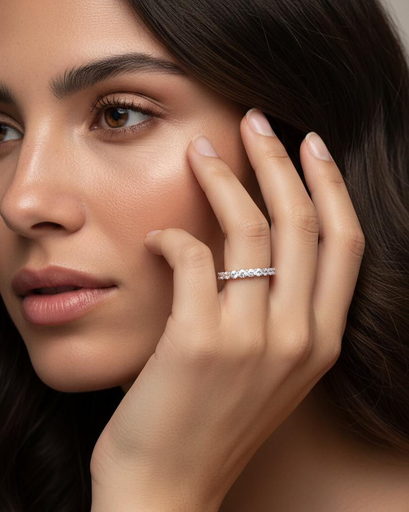 Anillo Tess con acabado en rodio y circonitas blancas que reflejan la luz con delicadeza y elegancia.