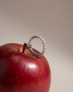 Anillo Tess fácil de combinar con otras joyas gracias a su diseño atemporal y su brillo elegante.