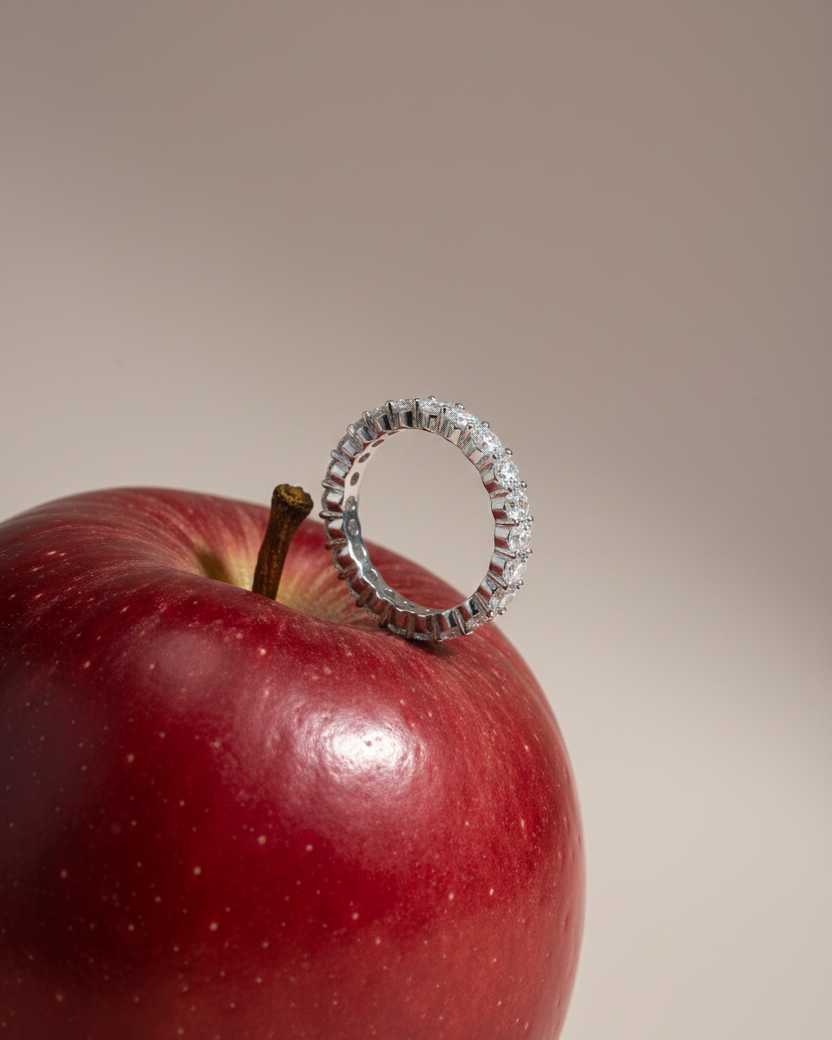 Anillo Tess fácil de combinar con otras joyas gracias a su diseño atemporal y su brillo elegante.
