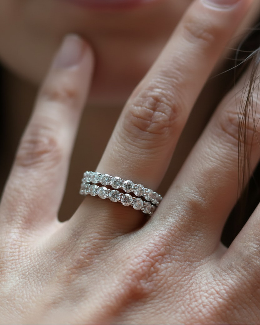 Anillo Tess diseñado para el día a día, con circonitas blancas y un acabado luminoso que nunca pasa de moda.