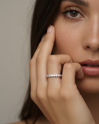 Joya minimalista con circonitas blancas y acabado en rodio. El anillo Tess destaca por su sencillez y sofisticación.