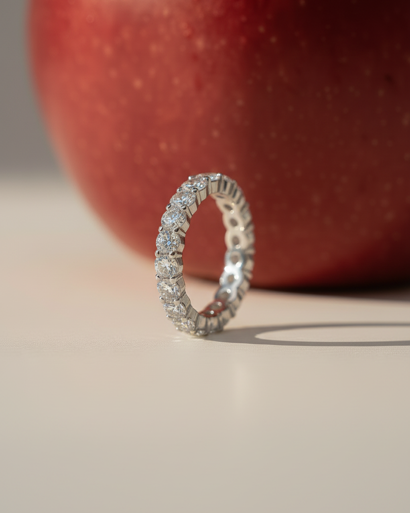 Anillo Tess combinado sobre la mano. Diseño minimalista con circonitas blancas y acabado en rodio de alta calidad.