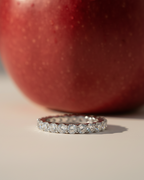 Anillo Tess con piedras blancas y acabado en rodio. Una joya delicada que aporta luz y elegancia a cualquier conjunto.