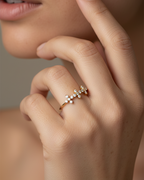 Anillo con diseño de tres cruces en circonitas blancas y acabado en oro amarillo, estilo fino y luminoso.