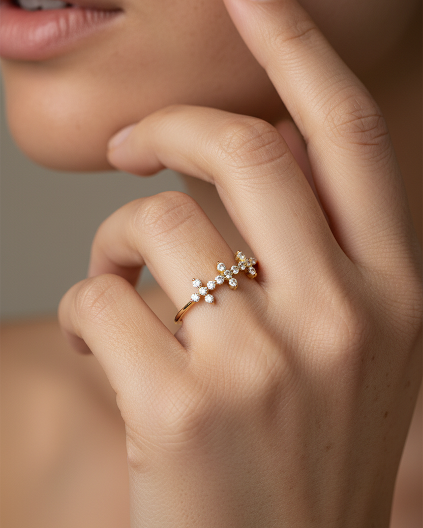 Anillo con diseño de tres cruces en circonitas blancas y acabado en oro amarillo, estilo fino y luminoso.