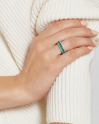 Anillo TRUE con circonitas verdes esmeralda y blancas en talla redonda, montado sobre base de alta calidad Sibela con acabado en rodio. Su combinación de colores crea un contraste elegante y sofisticado, perfecto para looks sutiles y con significado.