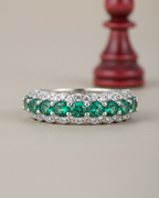 Detalles del anillo TRUE con delicadas piedras blancas y acabado luminoso en rodio blanco.