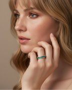 Vista frontal del anillo TRUE de Sibela Studio con media alianza de piedras verdes y blancas.