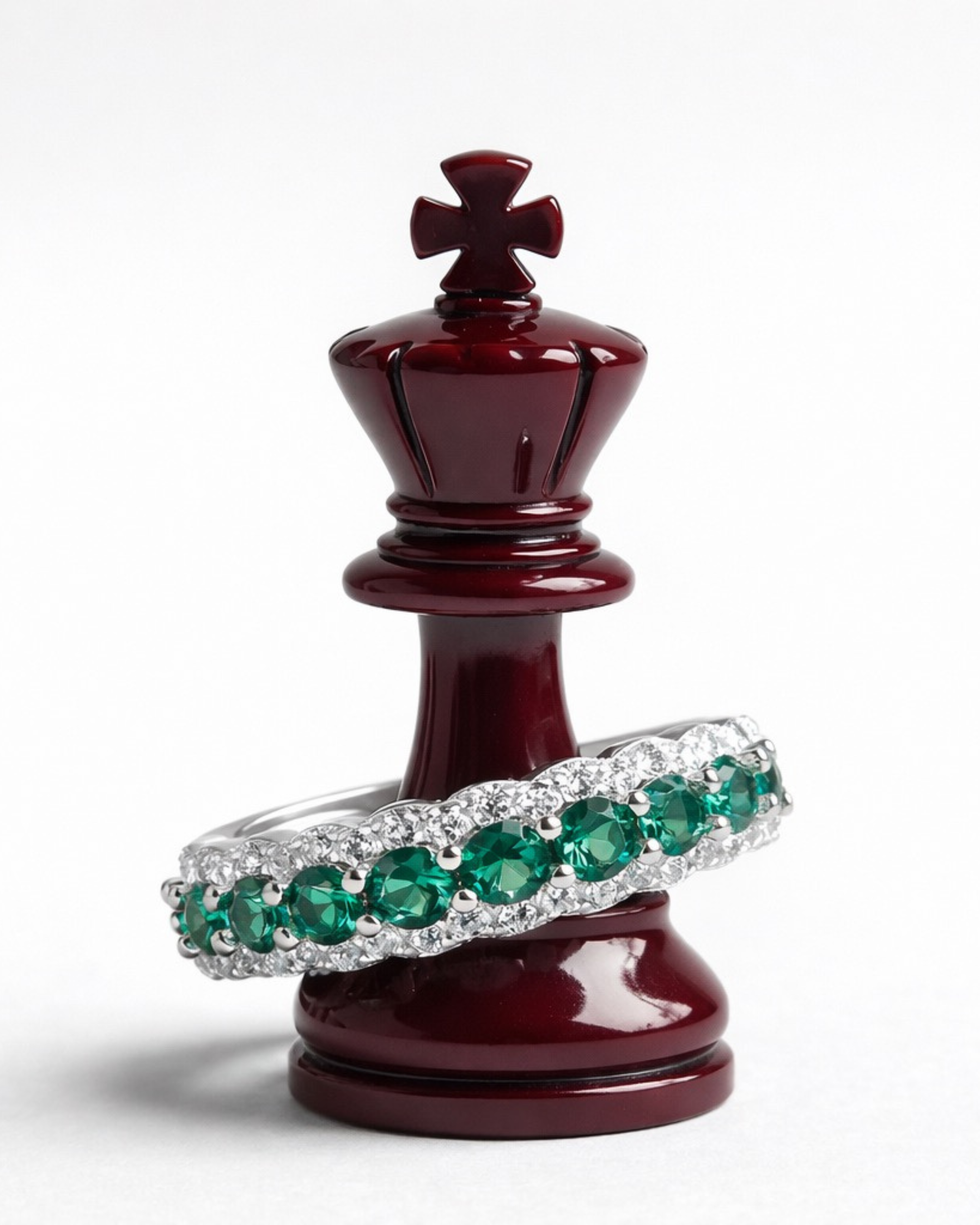 Media alianza TRUE de Sibela Studio con piedras verdes y blancas en talla circular. Elaborado en base de aleación con chapado en rodio blanco, este anillo destaca por su brillo suave, equilibrio y diseño minimalista pensado para acompañar cada momento.