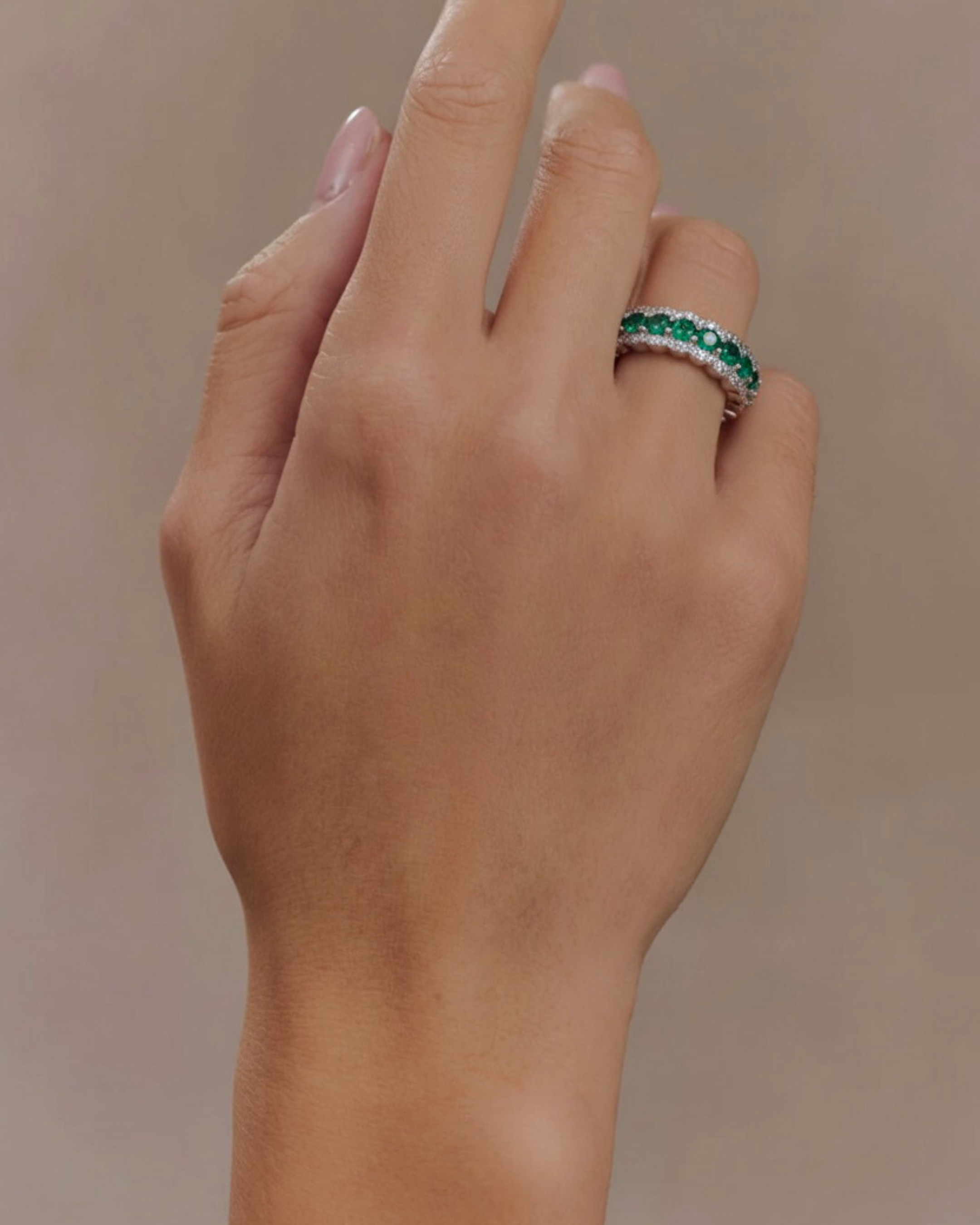 Anillo TRUE de Sibela, media alianza en base de alta calidad con chapado en rodio blanco. Su diseño con piedras verdes y blancas aporta un brillo natural y atemporal, convirtiéndolo en una joya versátil y llena de significado.