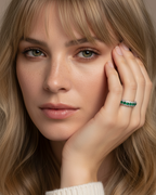 Anillo TRUE de Sibela Studio con piedras verdes esmeralda y circonitas blancas en un diseño elegante y atemporal.