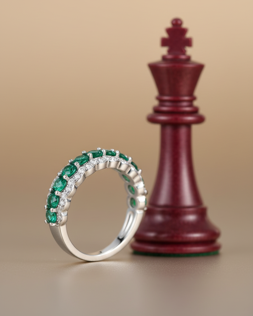 Anillo elegante con piedras verde esmeralda y delicados detalles blancos inspirado en la sofisticación contemporánea.