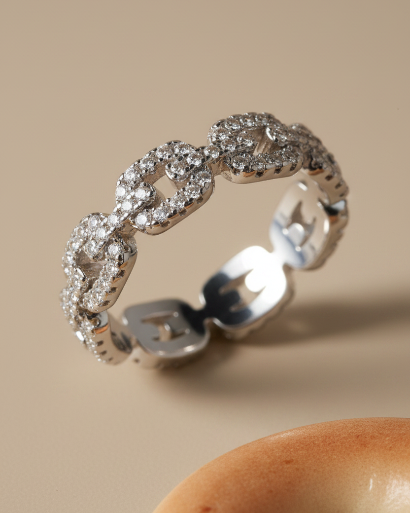 Anillo elegante inspirado en los años 20 con acabado brillante y diseño sofisticado.