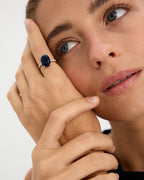 Anillo Deep Sea de plata 925 con piedra central azul zafiro en talla oval.