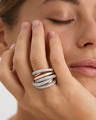 anillo Sultans de plata de ley con baño de oro rosa, decorado con piedras blancas en talla brillante. El diseño elegante combina la suavidad del oro rosa con el brillo de las piedras, resaltando su estilo sofisticado y moderno.