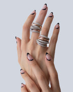 anillo Sultans de plata de ley con baño de oro rosa, decorado con piedras blancas en talla brillante. El diseño elegante combina la suavidad del oro rosa con el brillo de las piedras, resaltando su estilo sofisticado y moderno.