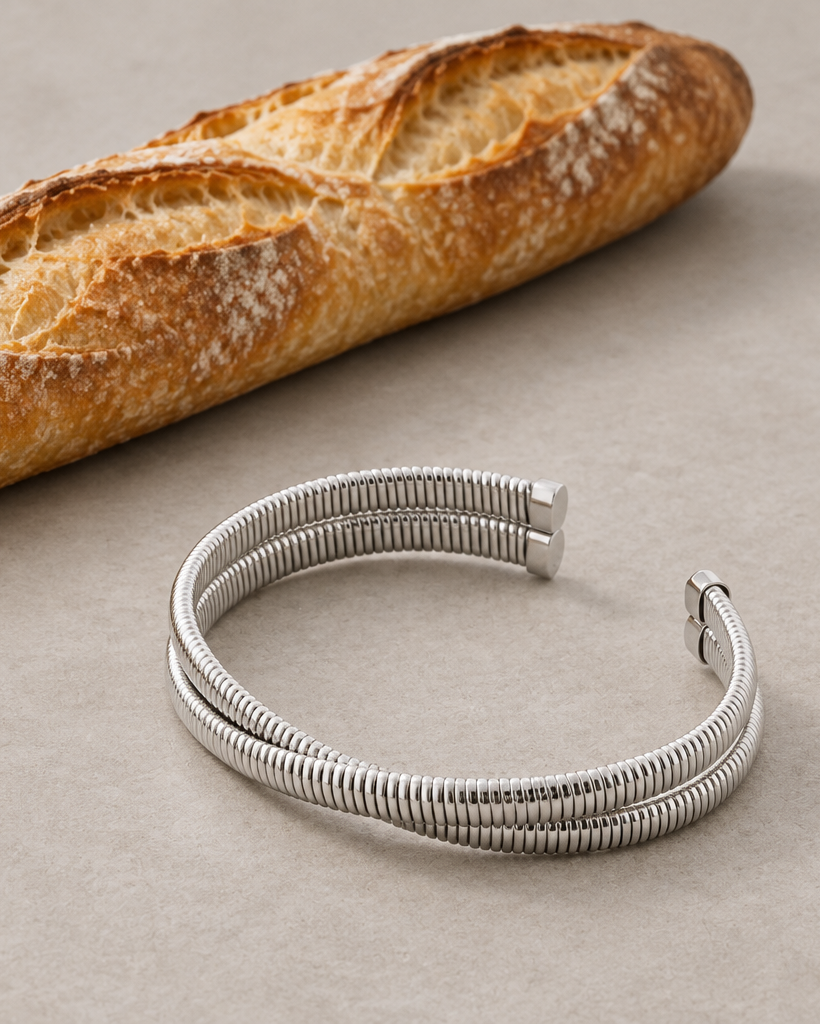 Brazalete blanco LUCE con textura lineal y diseño rígido de presencia elegante.