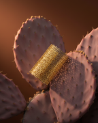Brazalete dorado ZARB con círculos entrelazados y acabado ligero de efecto calado.