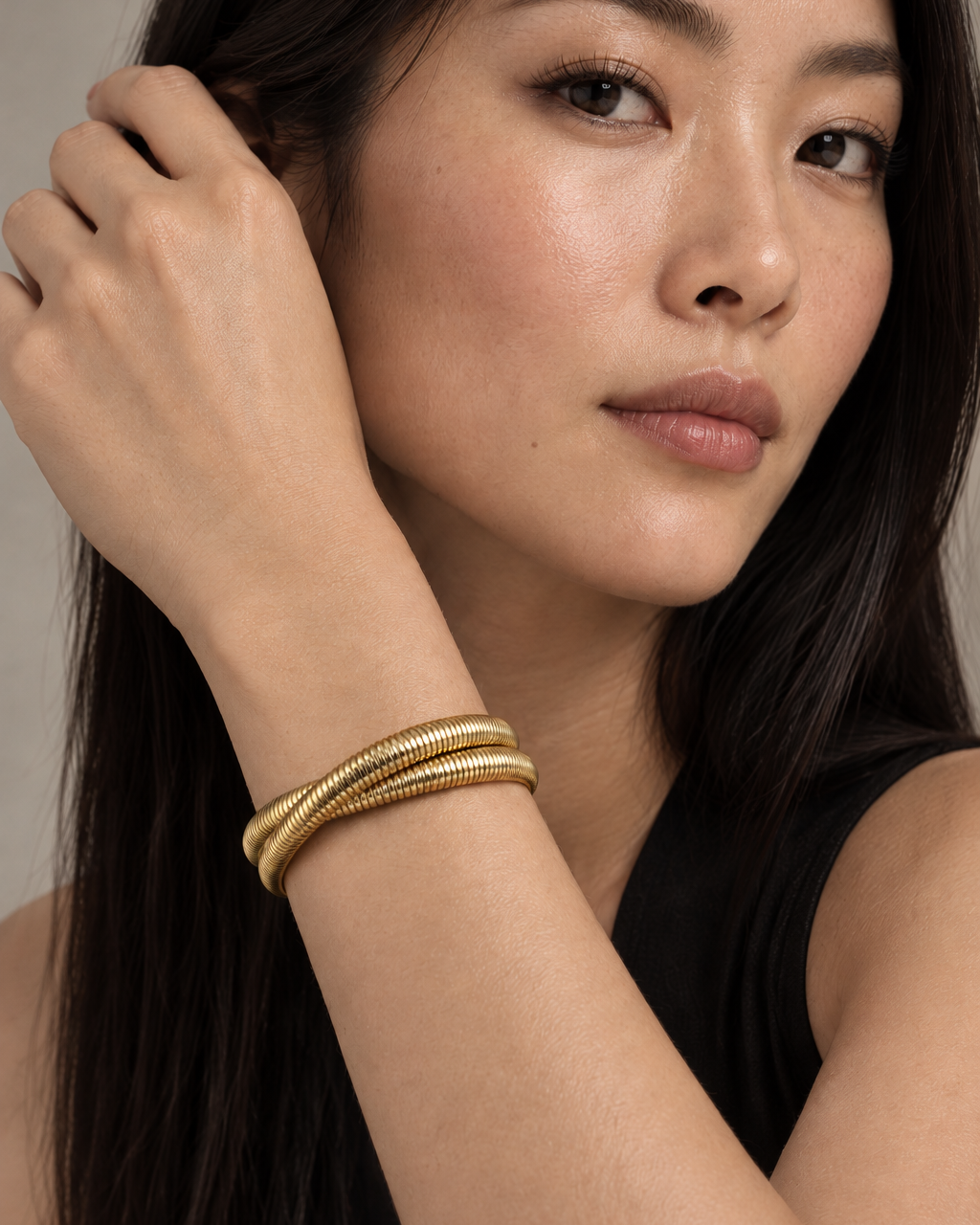 Brazalete VITA dorado con superficie texturizada y diseño tubular de líneas limpias