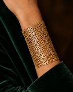 Brazalete de filigrana ZARB con acabado dorado y estructura abierta que deja ver la piel.