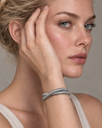 Brazalete LUCE blanco con estructura tubular y textura lineal en toda la pieza.