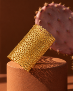 Brazalete ZARB con círculos dorados entrelazados en una estructura abierta y ajustable.