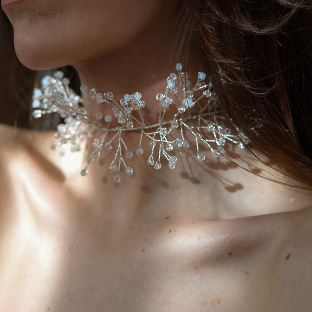 Sibila-studio-collar-choker-agata-colección-zahara-blanco-piedras-blancas-sibela-ajustable-collar-verano-2023