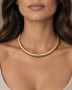 Choker SERA dorado con diseño tubular acanalado y acabado luminoso.