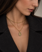 Colgante religioso VIT con acabado dorado y detalle de la Virgen rodeada de circonitas.