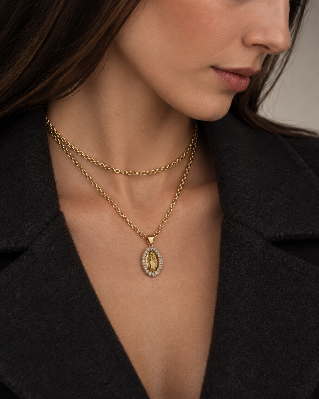 Colgante religioso VIT con acabado dorado y detalle de la Virgen rodeada de circonitas.