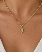 Colgante VIT con figura de la Virgen en relieve y halo de circonitas transparentes.
