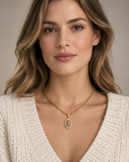 Colgante VIT con circonitas en talla marquesa y circular alrededor de la Virgen.
