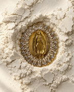 Colgante VIT con medallón ovalado dorado y figura central de la Virgen.