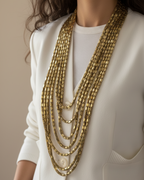 Collar PEDRI de siete cadenas doradas con diseño expresivo y gran presencia visual.