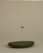 Collar ajustable con piedra verde Olivine y cadena en oro amarillo de 18 kt, diseño elegante y cómodo.