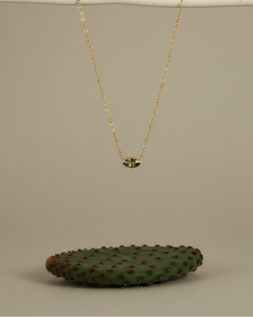 Collar ajustable con piedra verde Olivine y cadena en oro amarillo de 18 kt, diseño elegante y cómodo.