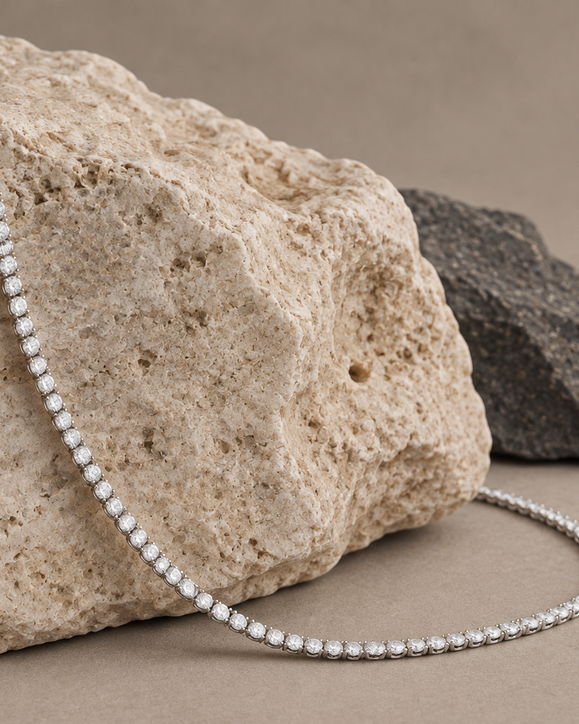 Collar blanco RITA de Sibela con diseño rivière y piedras brillantes en una línea continua.