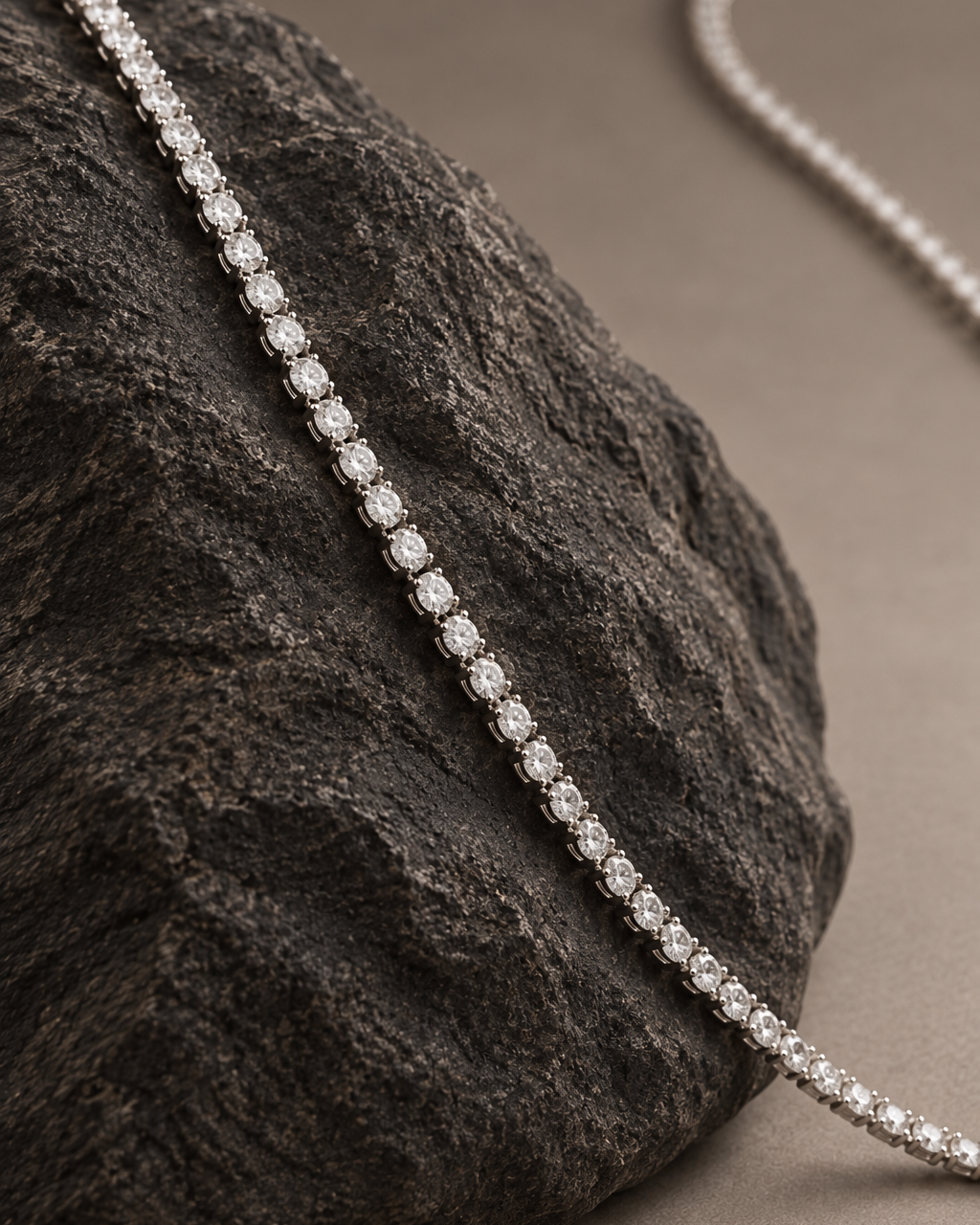 Collar RITA con piedras blancas brillantes y diseño rivière de líneas limpias.