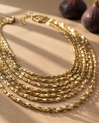 Collar PEDRI con cadenas doradas y largo ajustable entre 40 y 80 cm mediante cadena extensora.