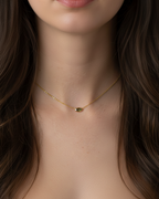 Collar con brillo en tono verde Olivine y acabado en oro amarillo de 18 kt, diseño delicado y luminoso.