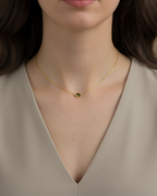 Collar de diseño moderno con piedra verde en talla marquesa y acabado en oro amarillo de 18 kt.