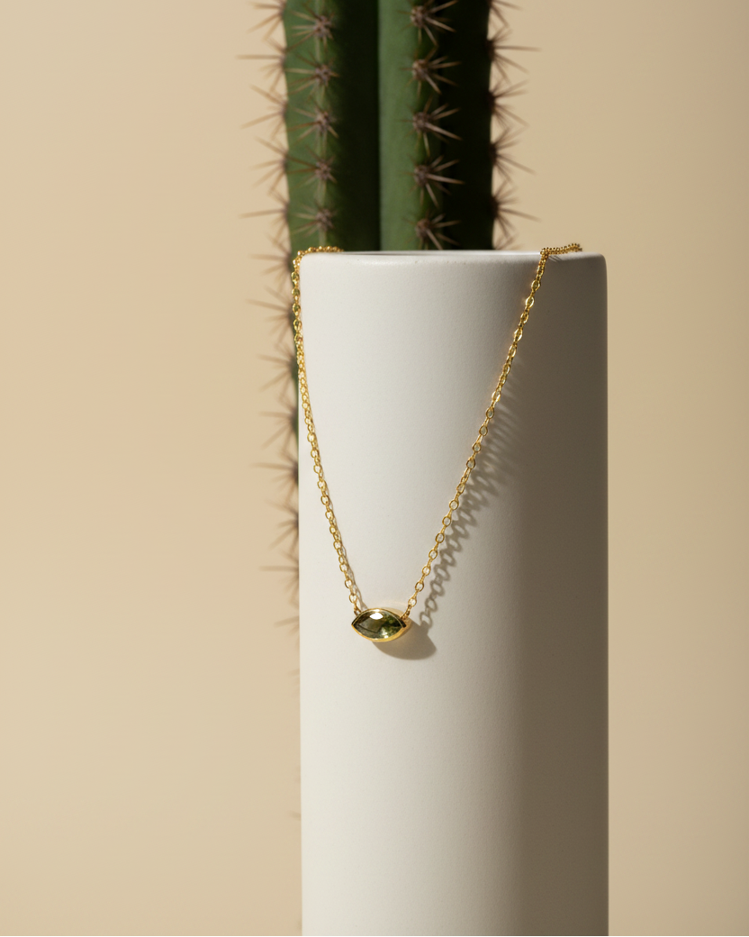 Collar con acabado en oro amarillo de 18 kt y circonita verde Olivine en talla marquesa, diseño elegante y fresco.