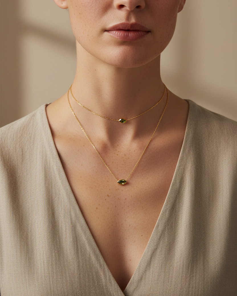 Collar con circonita verde en talla marquesa que aporta un brillo sutil, acabado en oro amarillo de 18 kt.