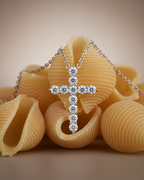 Collar Croix con cruz de piedras brillantes en talla circular y acabado en rodio, diseño elegante y minimalista.