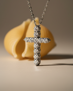 Collar de joyería minimalista con cruz brillante y acabado en rodio, elegante y atemporal.