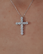 Collar de cruz elegante con piedras brillantes y acabado en rodio, perfecto para uso diario.