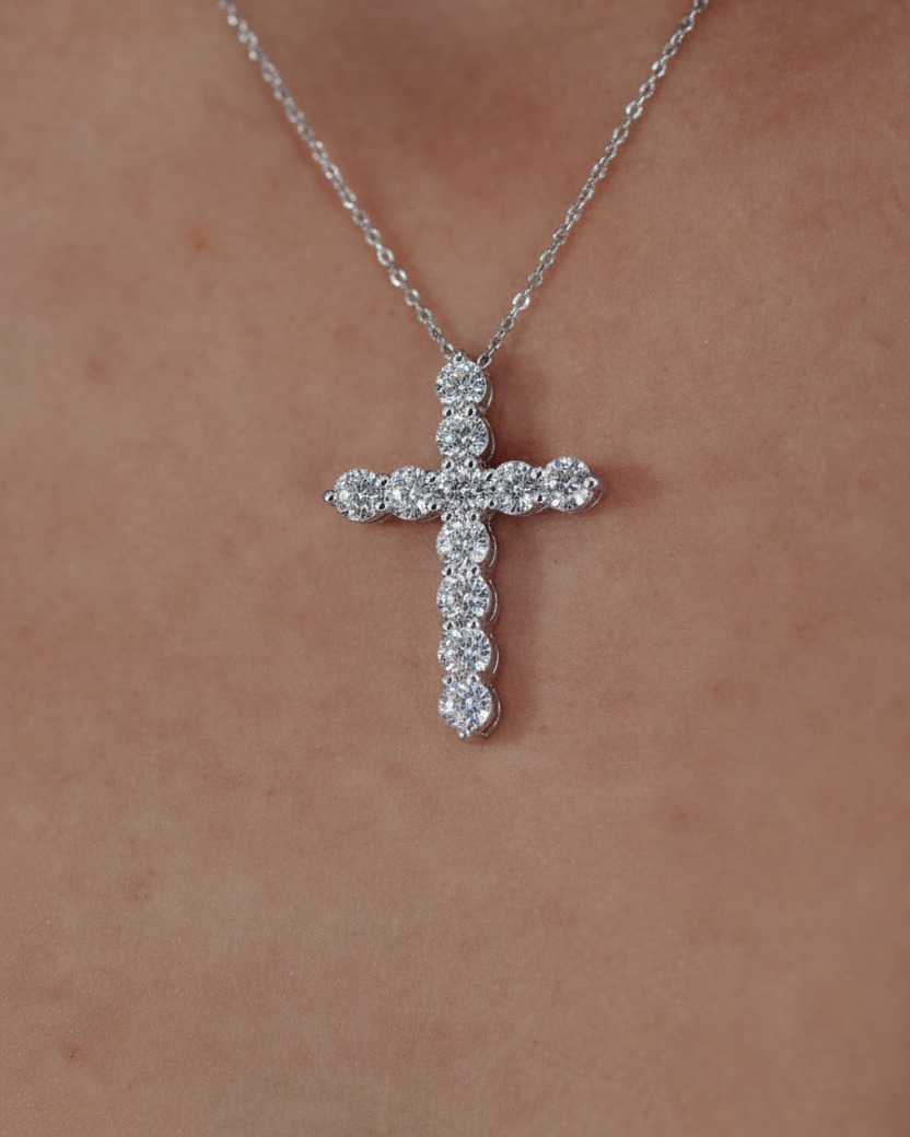 Collar de cruz elegante con piedras brillantes y acabado en rodio, perfecto para uso diario.